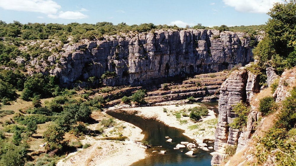 Le Cirque de Gens, joyau naturel de l’Ardèche Vue panoramique du Cirque de Gens avec ses falaises calcaires et la rivière Ardèche.