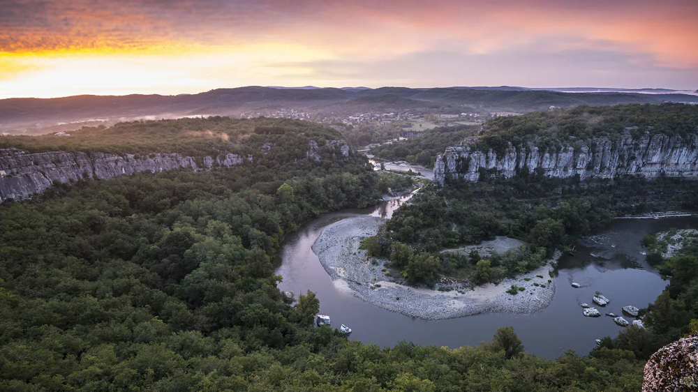 Plage du Cirque de Gens, un havre de paix Plage de sable au Cirque de Gens, bordée par la rivière Ardèche.