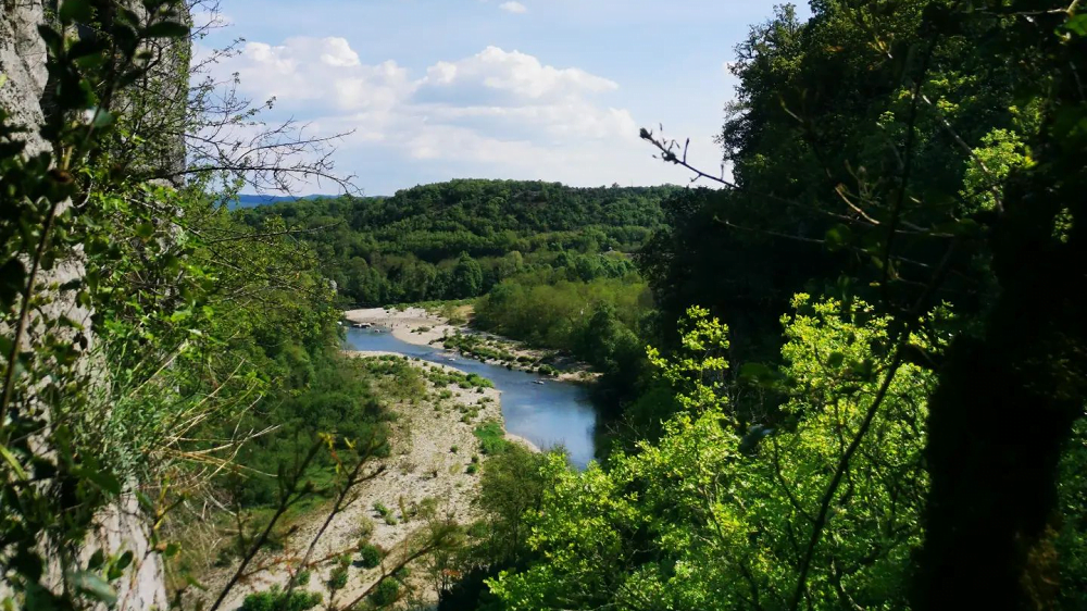 Panorama des gorges du Chassezac depuis le Bois de Païolive Panorama des gorges du Chassezac depuis le Bois de Païolive en Ardèche, randonnée et balade facile