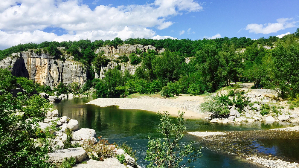 Plage et falaises sur la rivière Ardèche : baignade en Ardèche Plage en Ardèche au bord de la rivière Ardèche avec falaises, parfait coin baignade rivière Ardèche en pleine nature.