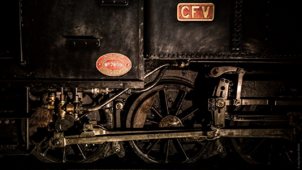 Détail de la locomotive à vapeur du Train de l’Ardèche Gros plan sur les roues et la mécanique de la locomotive à vapeur du Train de l’Ardèche