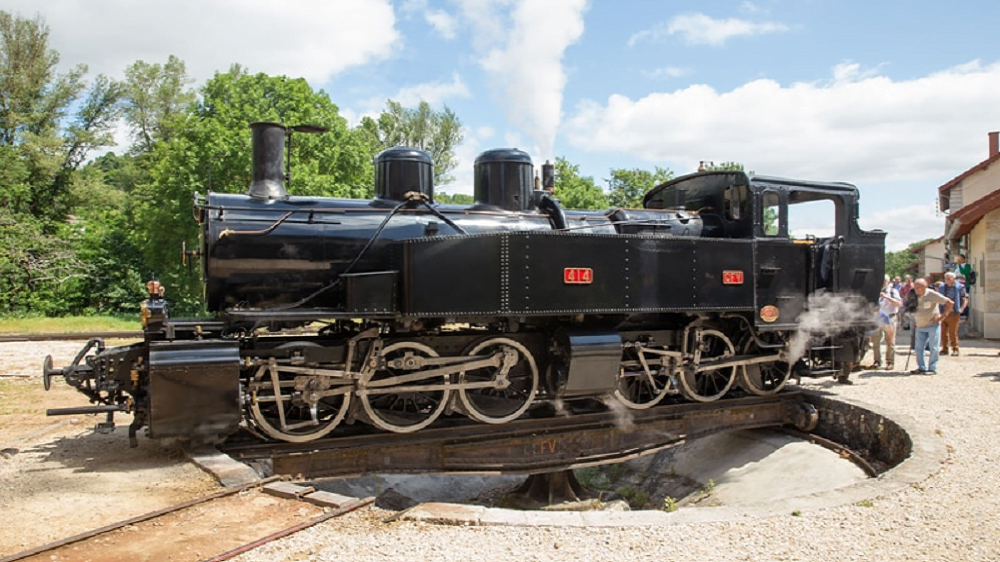Locomotive du Train de l’Ardèche sur la plaque tournante à vapeur Locomotive à vapeur du Train de l’Ardèche en cours de demi-tour sur une plaque tournante ferroviaire