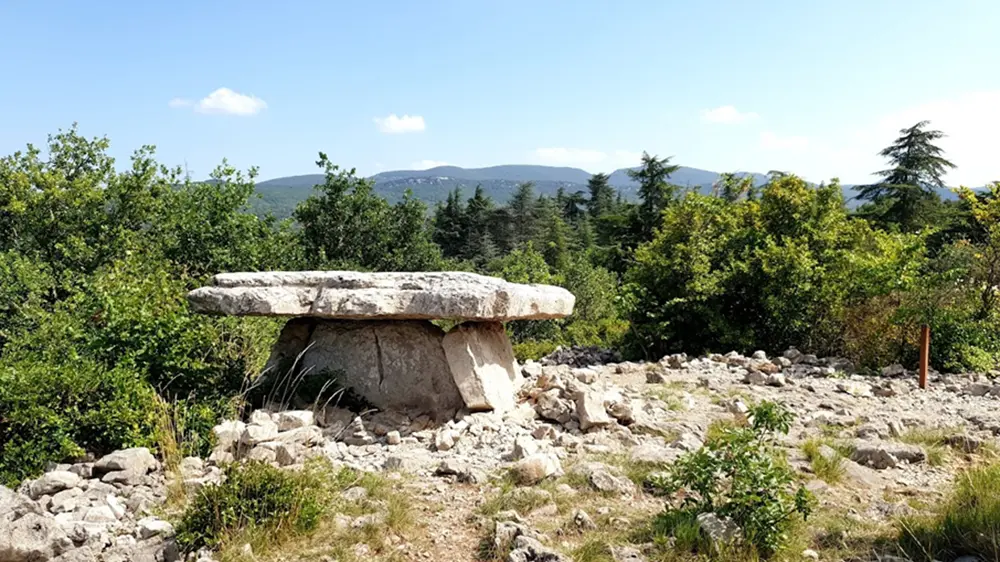 Dolmen du Calvaire à Saint-Alban-Auriolles