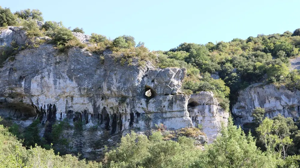 randonnée cascade de rochecolombe vue sur la falaise proche de la cascade de rochecolombe