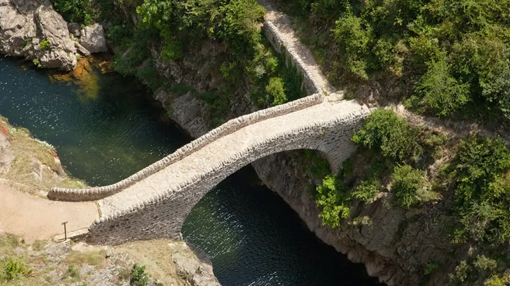 Le Pont du Diable en Ardèche, joyau naturel à Thueyts Vue aérienne du Pont du Diable en Ardèche à Thueyts, traversant les gorges de la rivière Ardèche