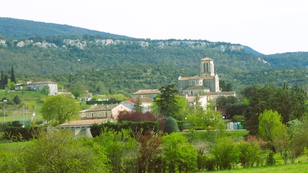 Grospierres en Ardèche 6 Village de Grospierres en Ardèche entouré de collines verdoyantes