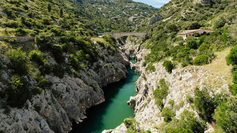 Rivière Ardèche entre falaises – baignade en Ardèche Rivière Ardèche entre deux falaises, paysage naturel idéal pour la baignade en Ardèche.