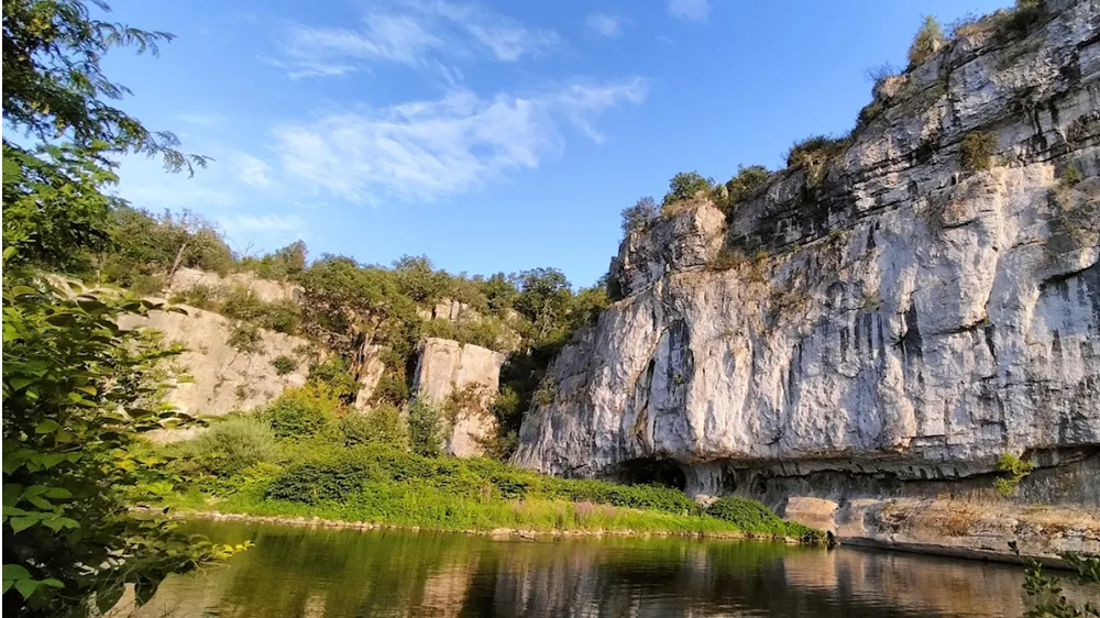 Falaises et eau claire à la Padelle baignade, Chassezac en Ardèche Falaises calcaires majestueuses et eau limpide sous un grand ciel bleu à la Padelle baignade sur le Chassezac.