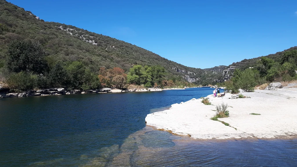 plage Détente à la plage de Sauze, entre nature et tranquillitéde sauze 4 Vue de la plage de Sauze avec des familles au bord de l’eau, au cœur de la nature ardéchoise.
