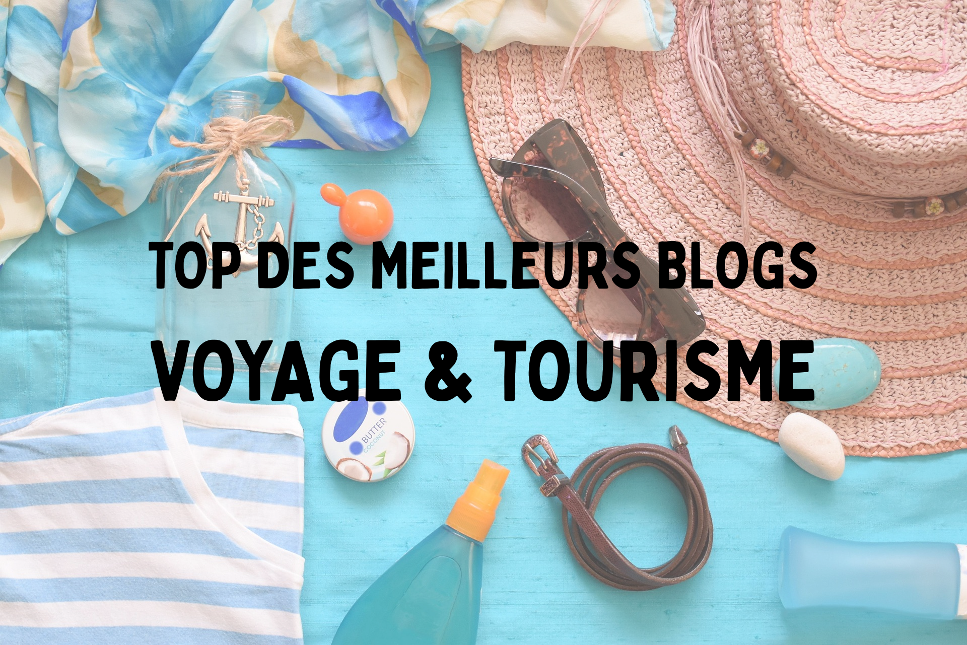 Les meilleurs blogs tourisme 44 Accessoires de voyage d’été avec chapeau, lunettes de soleil et crème solaire, illustrant un article sur les meilleurs blogs tourisme, les meilleurs blogs voyage et les blogs de tourisme inspirants.