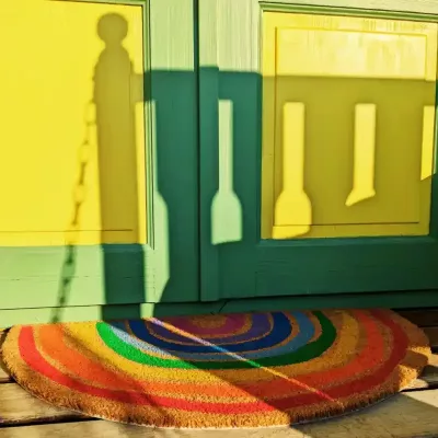 roulotte-sejour-insolite-ardeche-villa-font-vive Extérieur coloré et accueillant de la roulotte de la Villa Font Vive, pour un séjour insolite en Ardèche.
