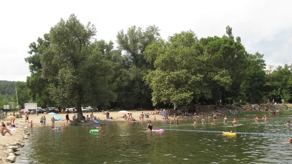 Baigneurs à la plage du Petit Rocher à Joyeuse en Ardèche au bord de la rivière la Beaume
